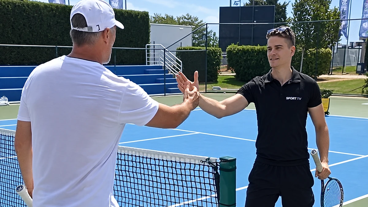 Goran Ivanišević greeting a Sport TV presenter across the net at ATP Umag